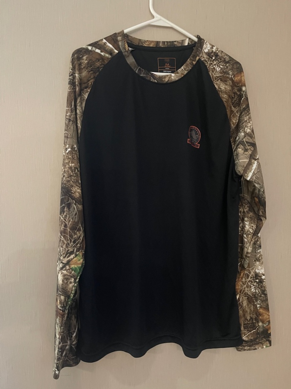 Realtree large Men’s Black Performance Long-Sleeve Shirt Camo Sleeves